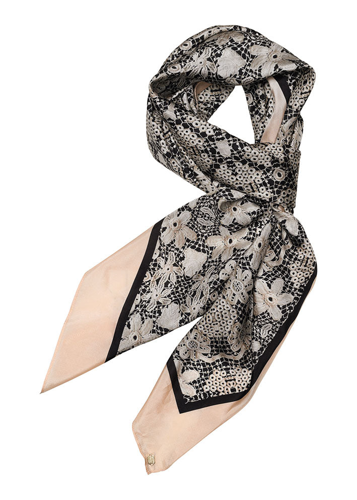 Gustav Inette big printed silk scarf 56804 Tørklæde - Black w. sand lace print Online salg