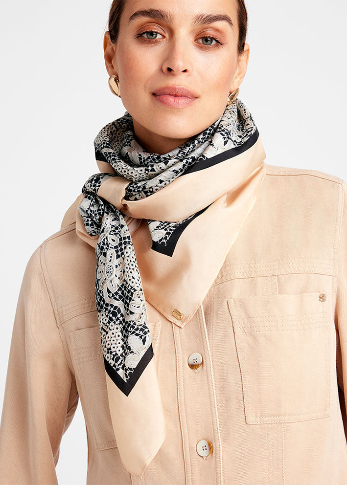 Gustav Inette big printed silk scarf 56804 Tørklæde - Black w. sand lace print Online salg