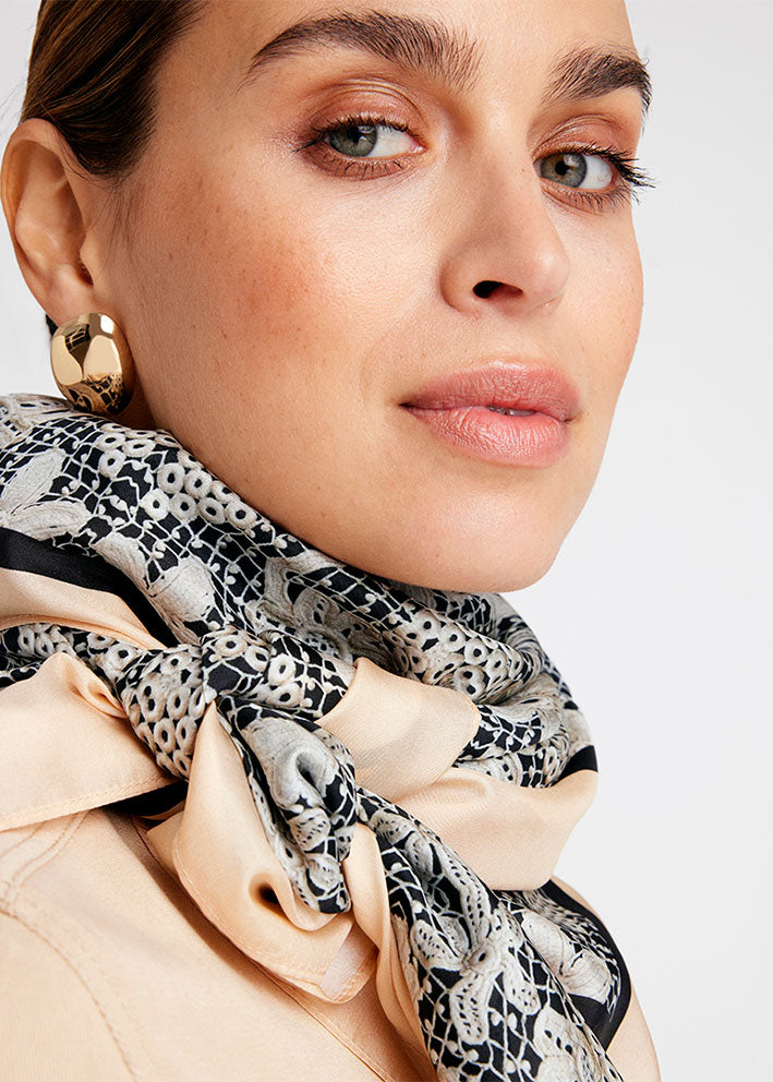 Gustav Inette big printed silk scarf 56804 Tørklæde - Black w. sand lace print Online salg