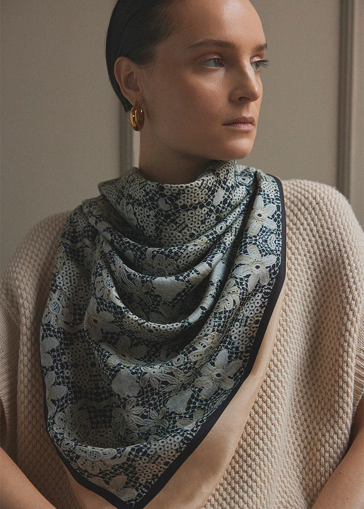 Gustav Inette big printed silk scarf 56804 Tørklæde - Black w. sand lace print Online salg