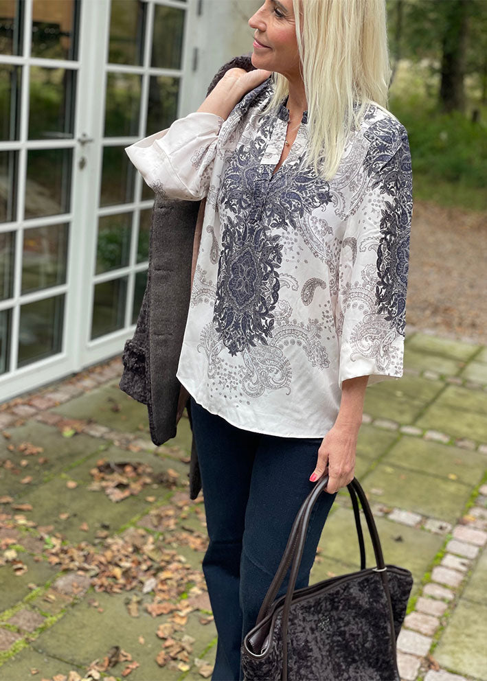 Gustav Neomi shirt 54614 Bluse - Sand w. Navy Print