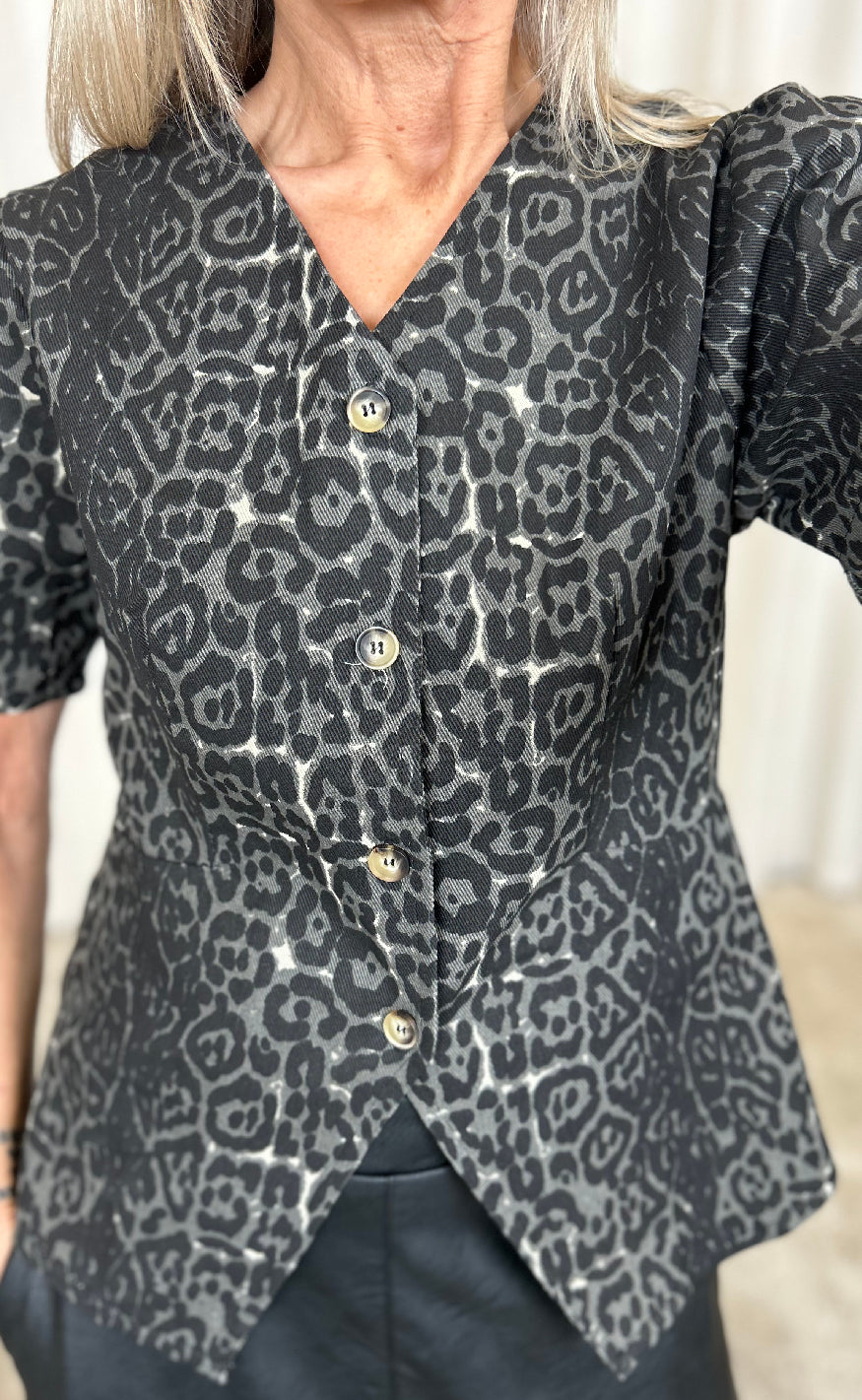 Say INA Copenhagen Bluse - Venja - Grey Leopard