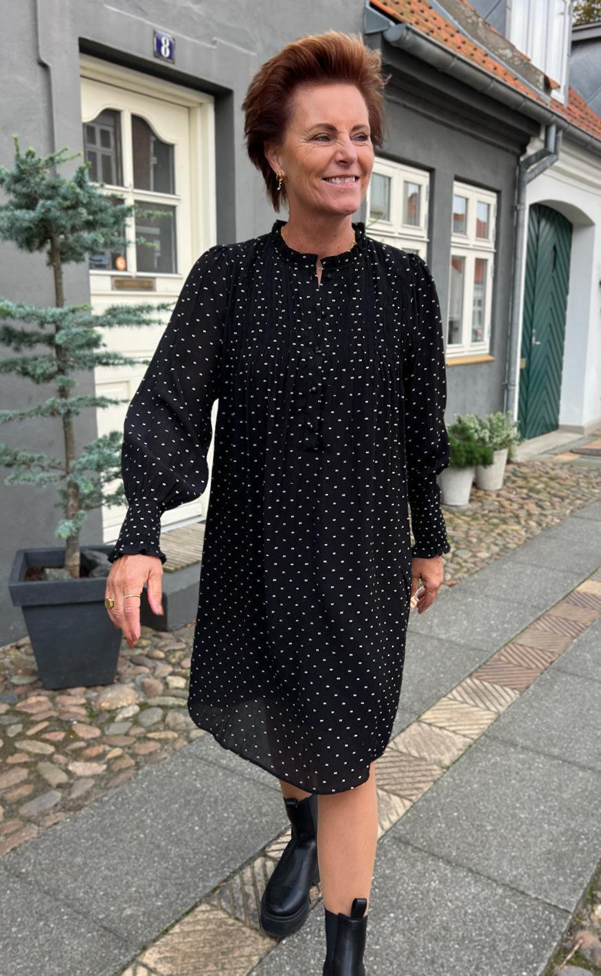 Say INA Copenhagen Kjole - Natalia - Black W. Dots