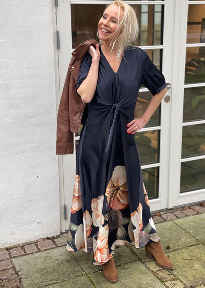 Karmamia Faye Kjole - Maxi Blossom Levere