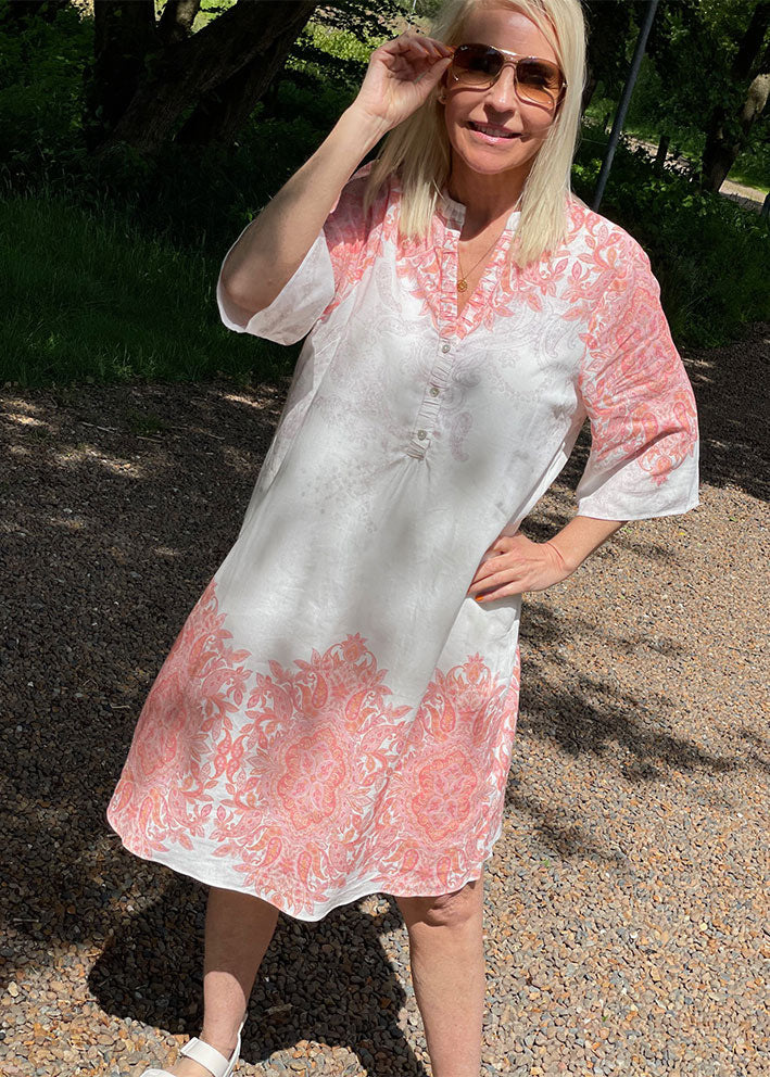 Gustav Costa Knee dress 53535 Kjole - White w. Coral Print
