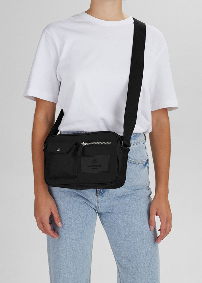Markberg Darla Crossbody Taske - Recycled - Black/Gold Rabat