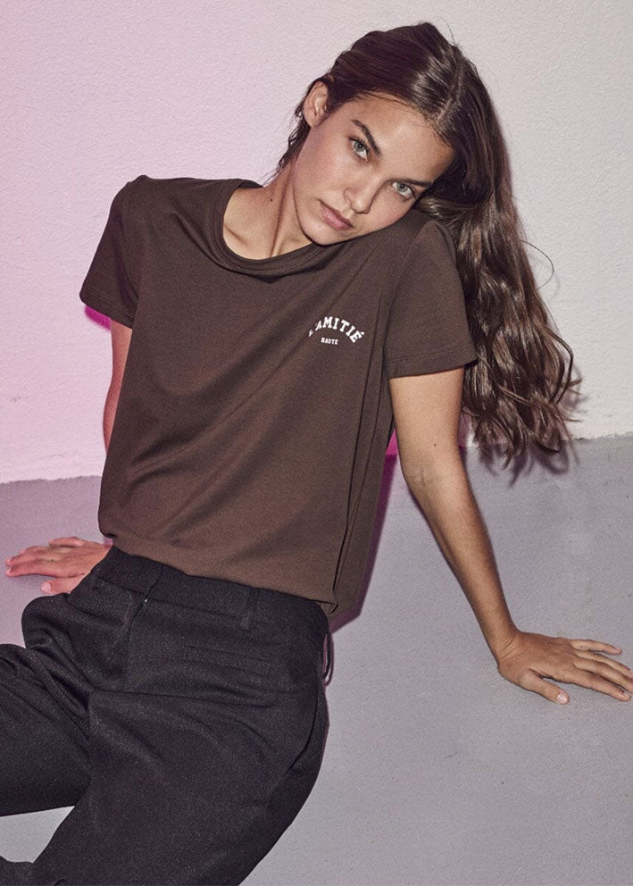 Haute L'amitié Mini Curve Logo Tee - Mocca Online Hot Salg