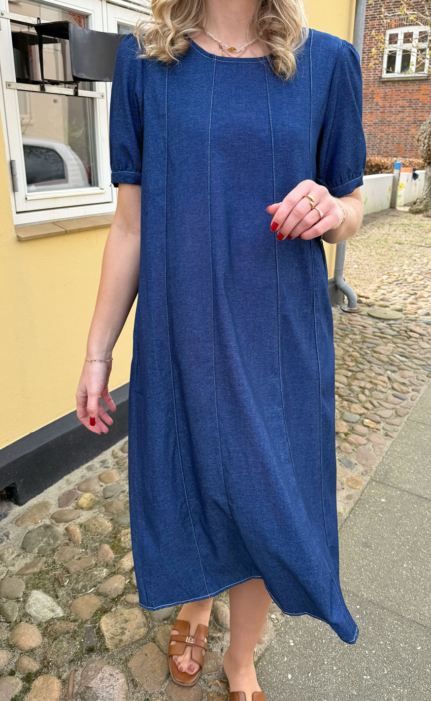 Say INA Copenhagen Kjole - Daniella Denim - Denim Blue W. White Stitches Levere