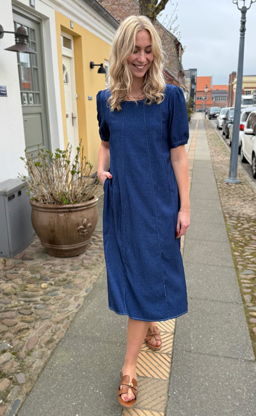 Say INA Copenhagen Kjole - Daniella Denim - Denim Blue W. White Stitches Levere