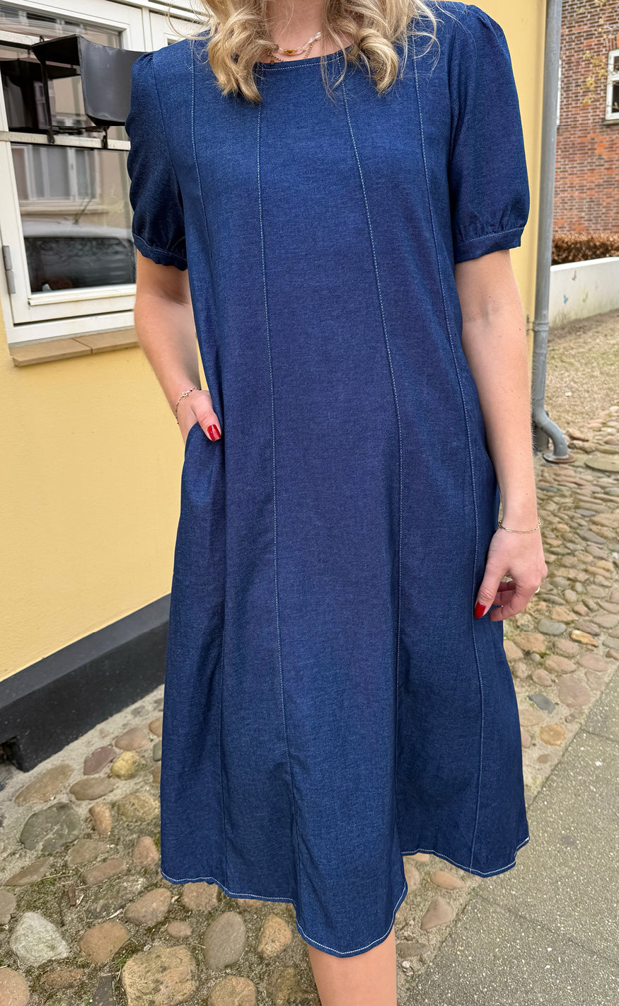 Say INA Copenhagen Kjole - Daniella Denim - Denim Blue W. White Stitches Levere