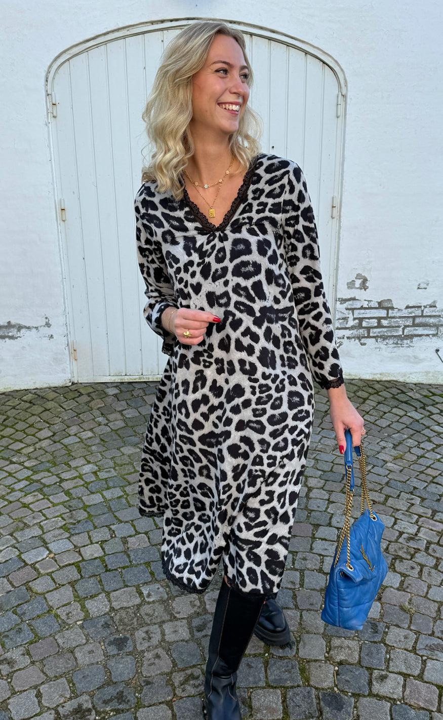 Say INA Copenhagen Kjole - Safina - Grey Leopard