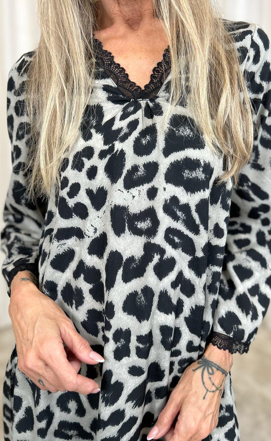Say INA Copenhagen Kjole - Safina - Grey Leopard