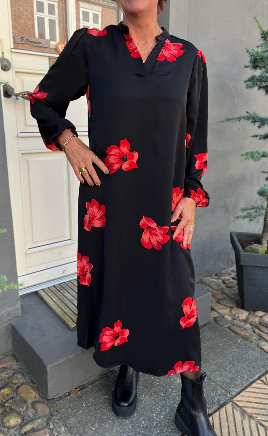 Say INA Copenhagen Kjole - Tia - Black W. Red Flowers Levere