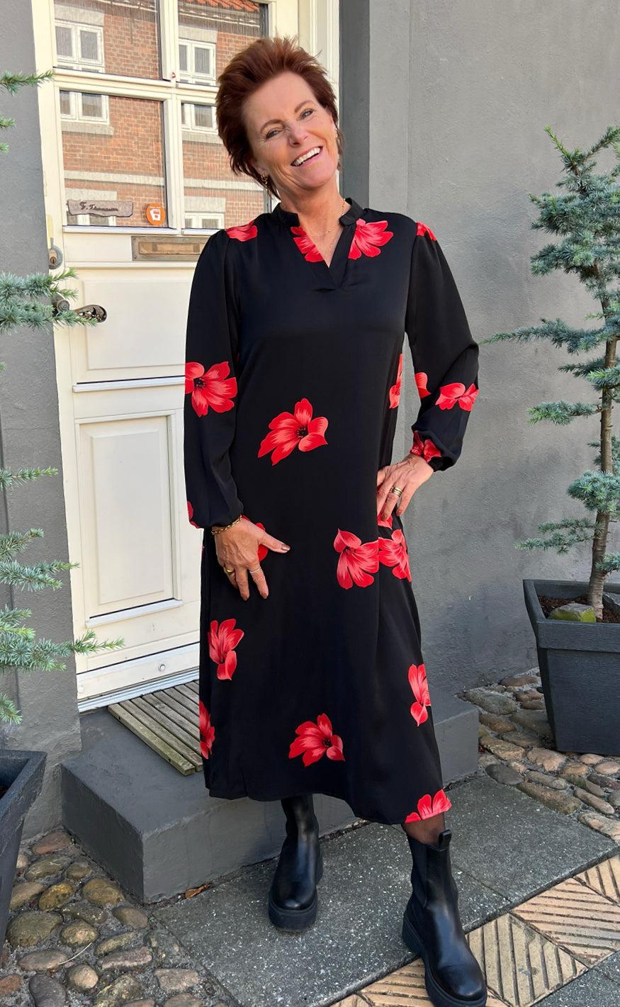 Say INA Copenhagen Kjole - Tia - Black W. Red Flowers Levere