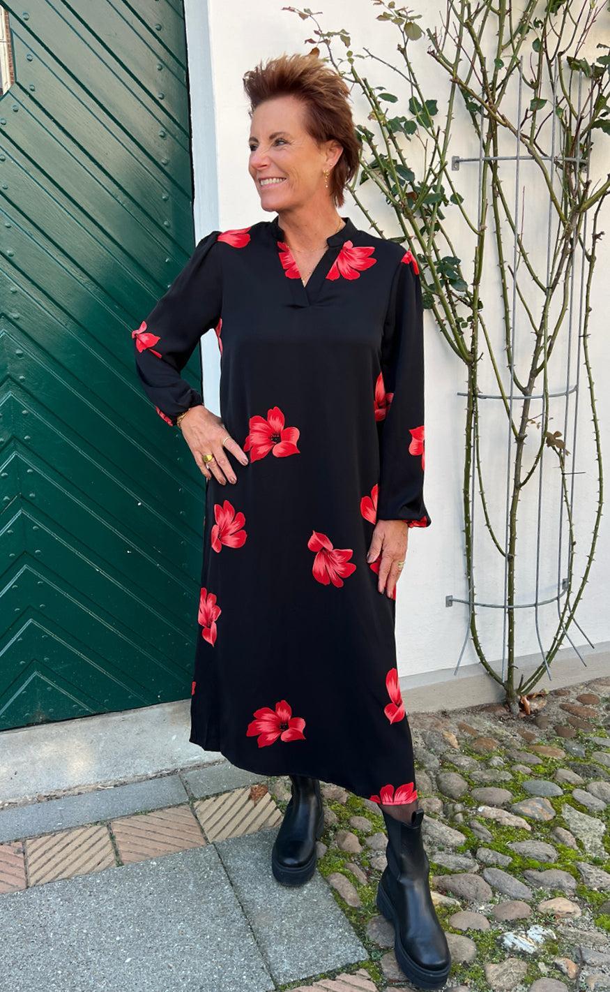 Say INA Copenhagen Kjole - Tia - Black W. Red Flowers Levere